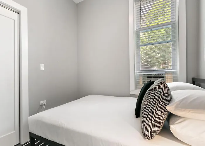 2Br Comfy And Stylish Apt In West Town - Erie 1R